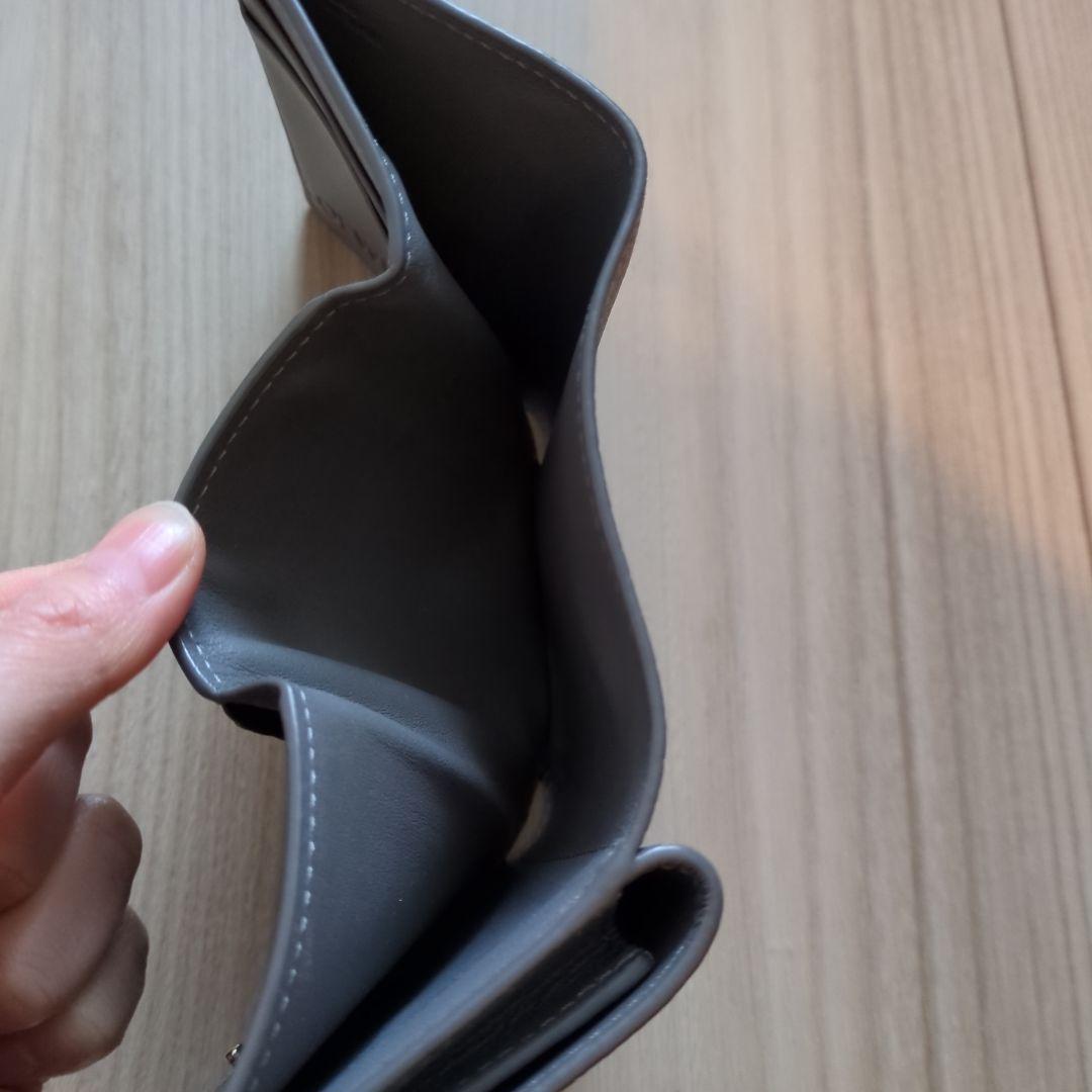 グレーの三つ折り財布 LOEWE