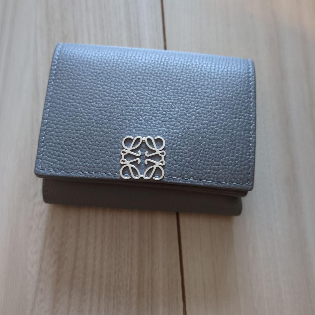 グレーの三つ折り財布 LOEWE
