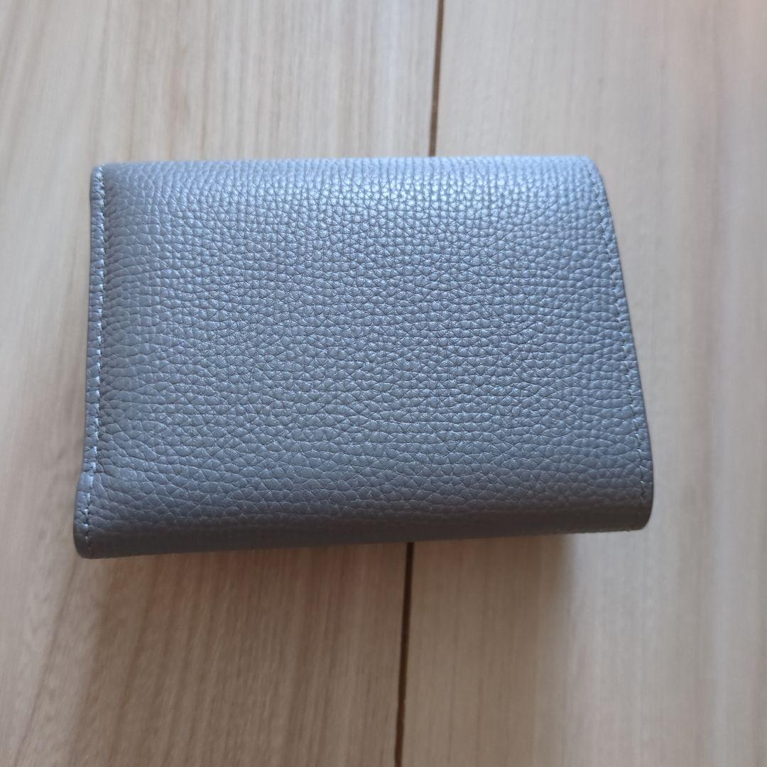 グレーの三つ折り財布 LOEWE