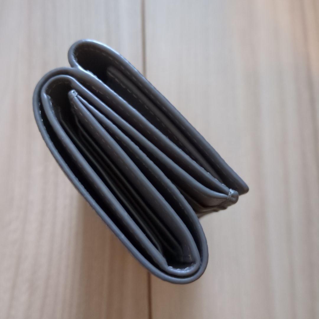 グレーの三つ折り財布 LOEWE