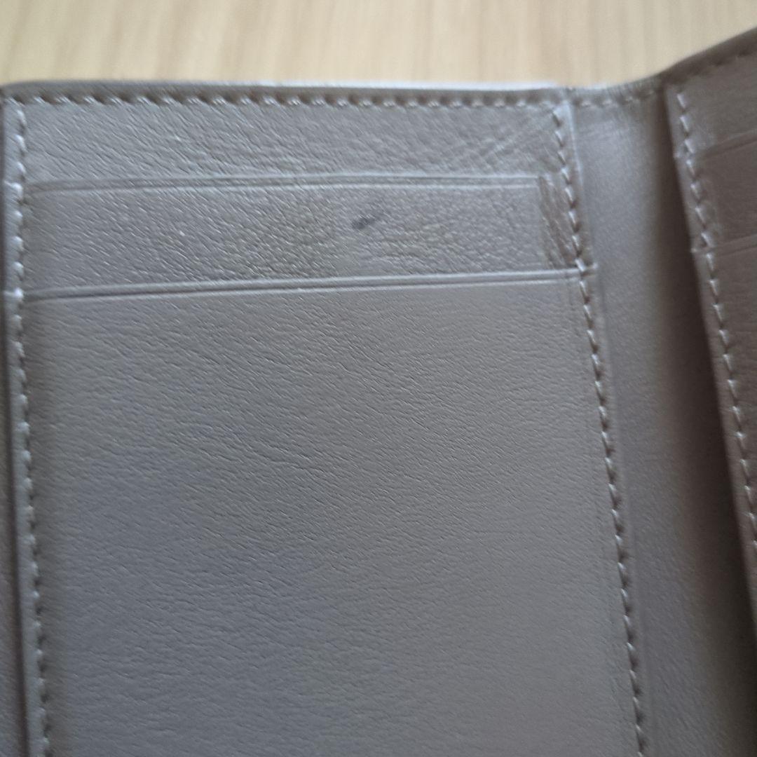 グレーの三つ折り財布 LOEWE