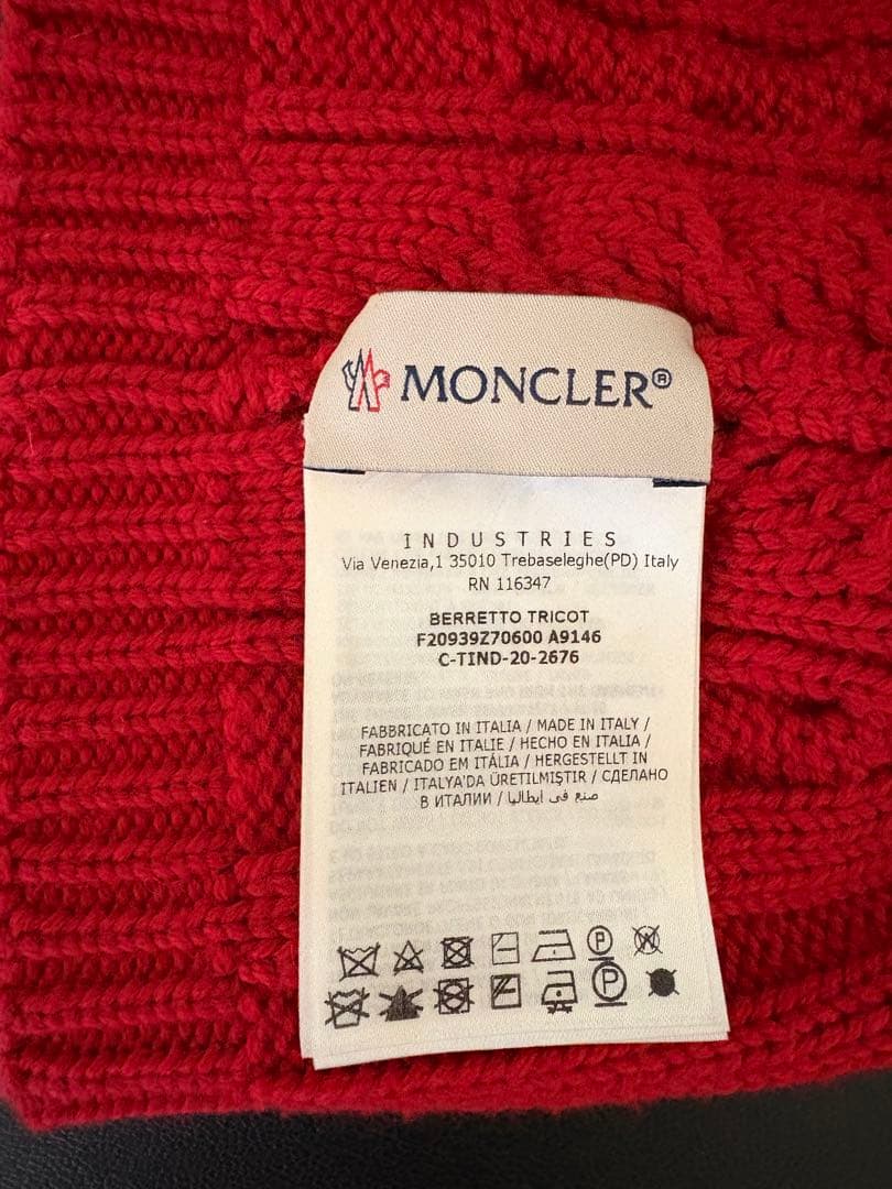 nagu　MONCLER 赤ニット帽