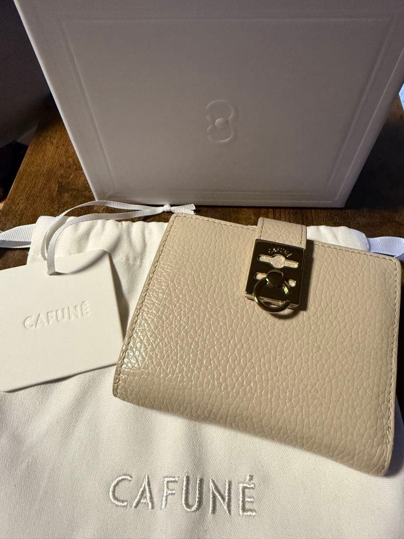 CAFUNÉ ベージュ 二つ折り財布 スタンスフラップウォレット